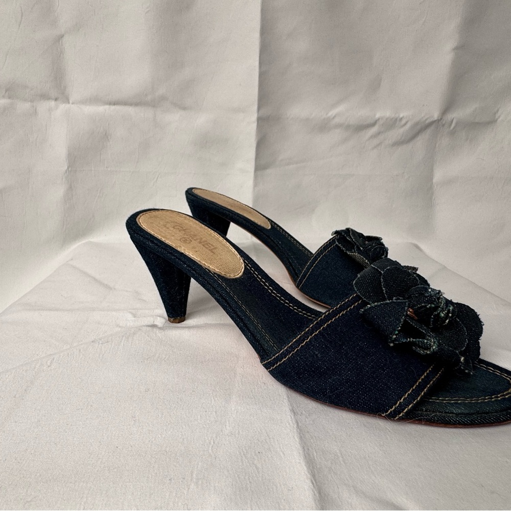 Casual Glamoour! CHANEL Jeans Denim Blue Camellia Mules Kitten Heels 39.5 9.5 9 - Picture 6 of 6